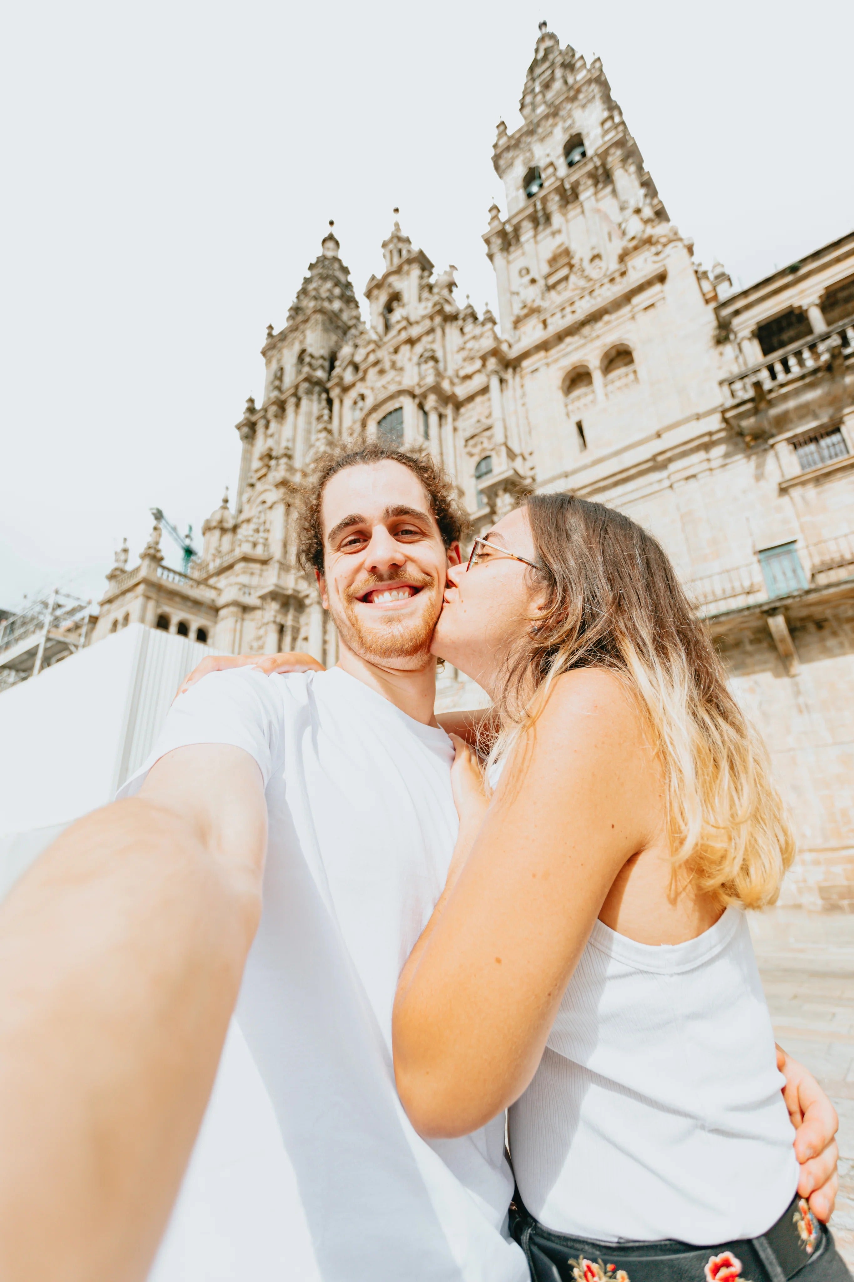 files/imgi_16_man-takes-selfie-while-a-woman-kisses-him.jpg